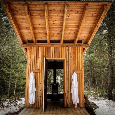 Off-grid Glamping Cabin ~ Sauna ~Larch Hills ~Near Salmon Arm