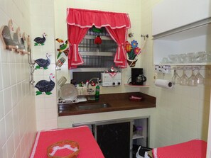 Appartement, plusieurs lits | Cuisine privée | Réfrigérateur, four, cafetière/bouilloire, grille-pain