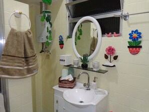 Apartment, Multiple Beds | Bathroom | Shower, rainfall showerhead, hair dryer, towels