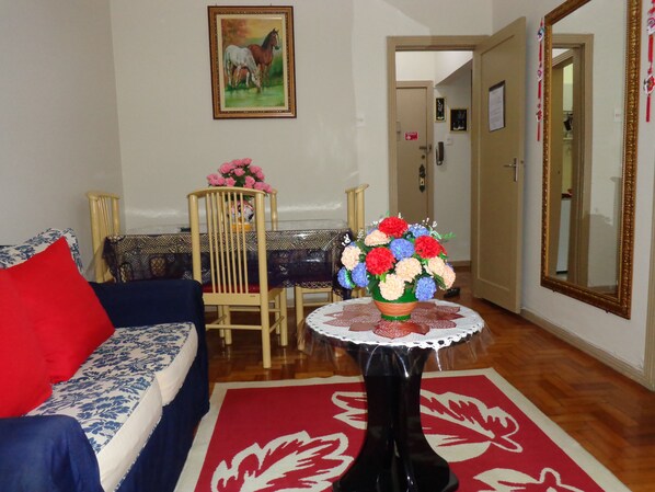 Apartment, Multiple Beds | Living room | 32-inch LED TV with cable channels, TV