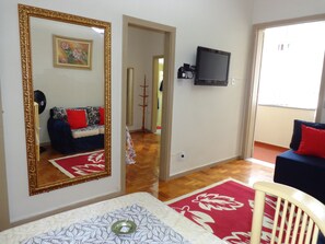 Appartement, plusieurs lits | Salle de séjour | Télévision LED de 32 pouces avec chaînes par câble, télévision