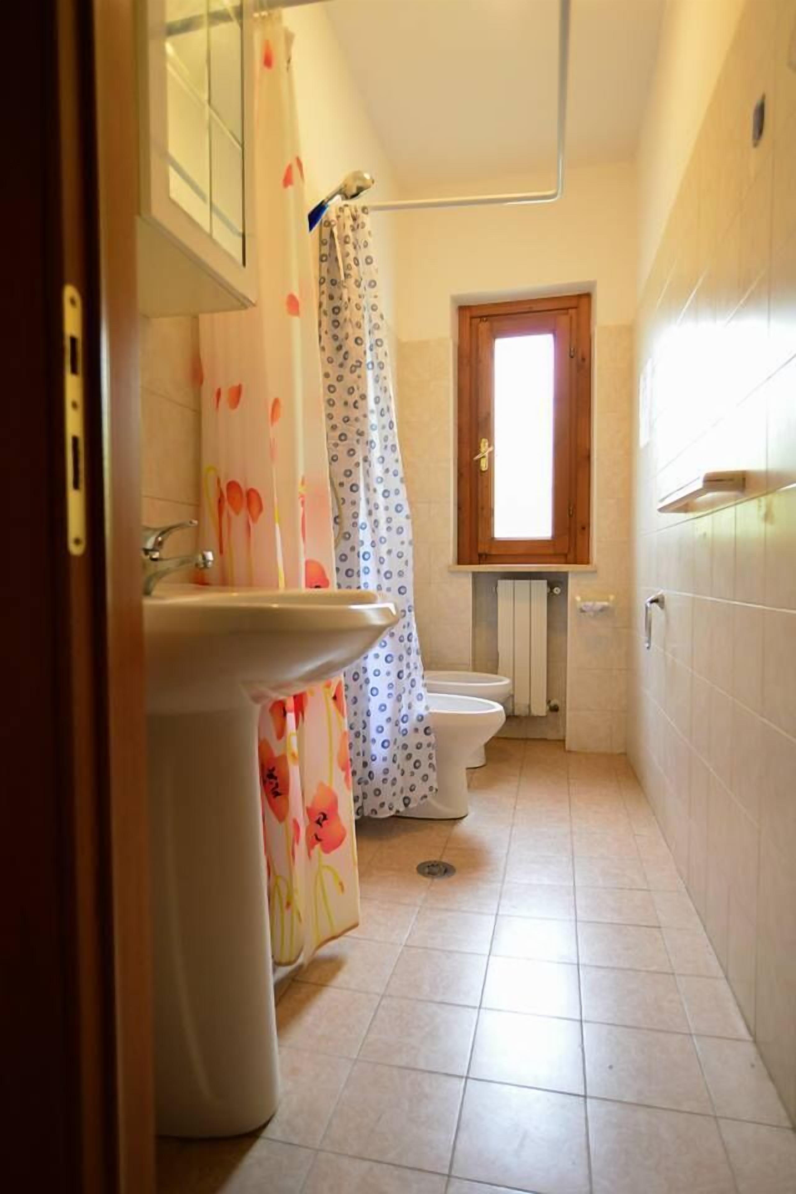 Apartment (4) | Bathroom | Shower, free toiletries, hair dryer, bidet