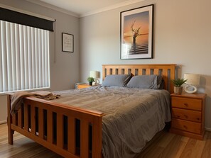 4 makuuhuonetta, työpöytä, silitysrauta/-lauta, ilmainen Wi-Fi