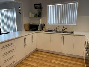Réfrigérateur, four à micro-ondes, un four, surface de cuisson