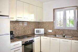 Réfrigérateur, micro-ondes, four, cafetière/bouilloire