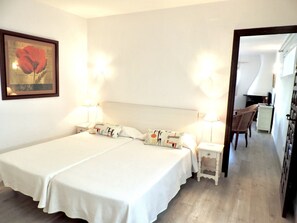 1 chambre, coffres-forts dans les chambres, fer et planche à repasser