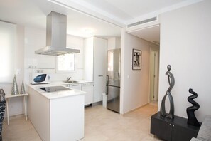 Een koelkast, een microgolfoven, een oven, een vaatwasser