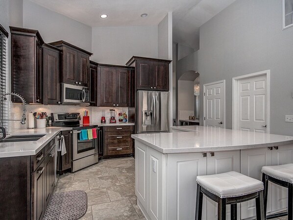 Fridge, microwave, oven, stovetop - Luxury North Scottsdale Home Near Kierland With Pool! (Scottsdale)