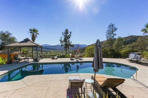 Una piscina al aire libre