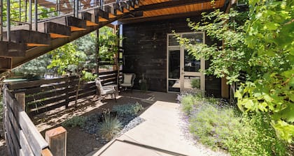 Sleek Baca Railyard Gem by Cafecito w/ Patio, Laundry, Full Kitchen