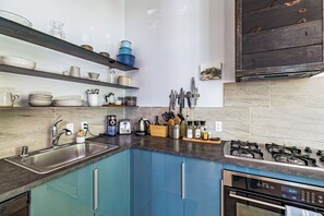 Køleskab, mikrobølgeovn, ovn, kogeplade