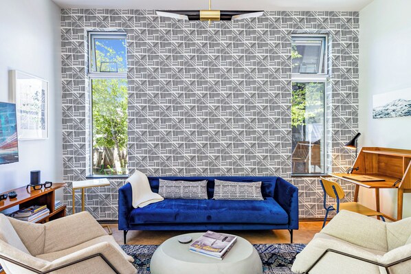 Smart-TV, Bücher, Stereoanlage