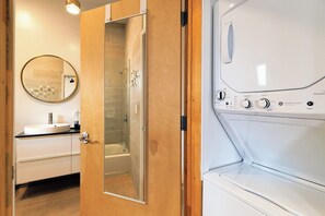 Haartrockner, Handtücher, Seife, Shampoo