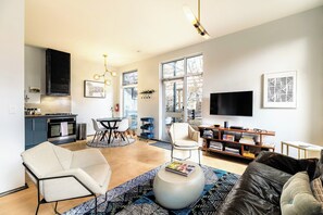 Smart TV, books, stereo - Sleek Baca Railyard Gem by Cafecito w/ Patio, Laundry, Full Kitchen (Santa Fe)