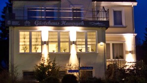 A two-story building with a balcony and a sign reading "Gästehaus Kavergh." - Havergoh Wander- & Fahrrad-Hotel (Horn-Bad Meinberg)