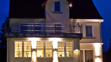 Fassade der Unterkunft – Abend/Nacht