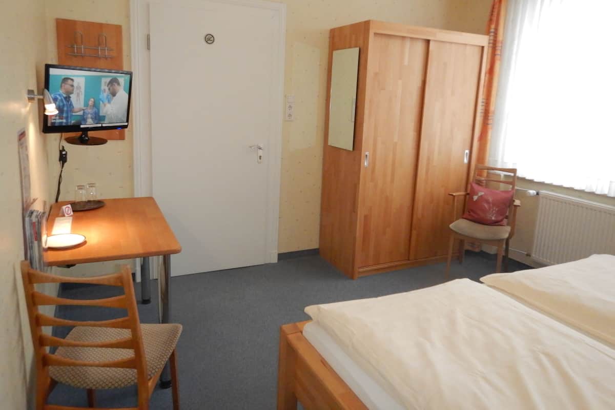 Double Room | Desk, free WiFi, bed sheets