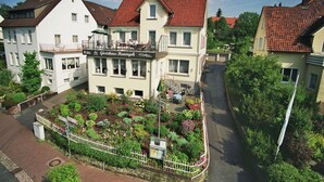 A hotel with a garden patio, a sign reading "Gästehaus Haverloch," and a red-tiled roof. - Havergoh Wander- & Fahrrad-Hotel (Horn-Bad Meinberg)