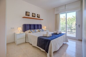 3 bedrooms, in-room safe, iron/ironing board, free WiFi - Family friendly apartment with pool, close to all amenities and the Pinewalk.  (Pollensa)