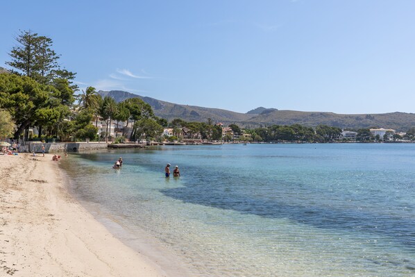 Plage à proximité, chaises longues