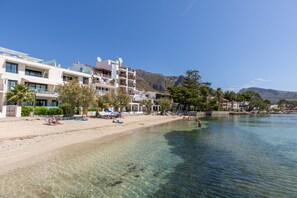 Beach nearby, sun loungers - Family friendly apartment with pool, close to all amenities and the Pinewalk.  (Pollensa)