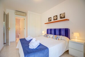 3 bedrooms, in-room safe, iron/ironing board, free WiFi - Family friendly apartment with pool, close to all amenities and the Pinewalk.  (Pollensa)