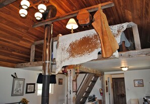 1 bedroom, iron/ironing board, travel cot, free WiFi - Stay at the Ol' Bock Place. Ability to work remotely. (Libby)