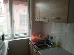 Kühlschrank, Mikrowelle, Ofen, Wasserkocher mit Kaffee-/Teezubehör