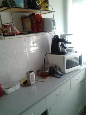Refrigerador, microondas, horno y cafetera y tetera 