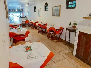 Café da manhã com buffet grátis todos os dias