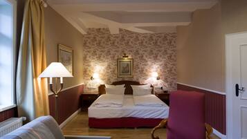 Zimmersafe, Schreibtisch, kostenloses WLAN, Bettwäsche