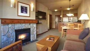 Smart TV, chimenea, reproductor de DVD