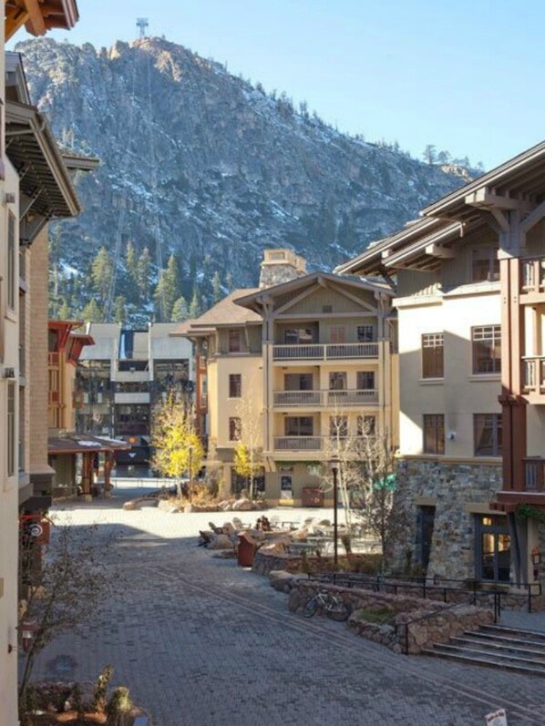 Situated in a mountainous area, this hotel offers a traditional architectural style with a covered entrance.