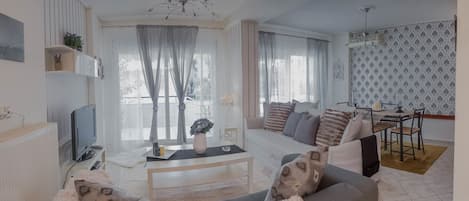 Luxe appartement, 3 slaapkamers | Woonruimte | Flatscreentelevisie en een videogameconsole