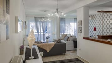 Departamento de lujo, 3 habitaciones | Área de sala de estar | Televisión de pantalla plana y consola de videojuegos