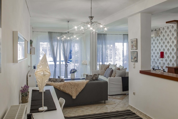 Luxury-Apartment, 3 Schlafzimmer | Wohnbereich | Flachbildfernseher, Videospielkonsole