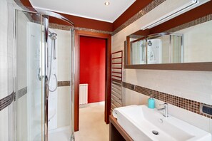 Apartment, 2 Bedrooms | Bathroom | Shower, hair dryer, towels