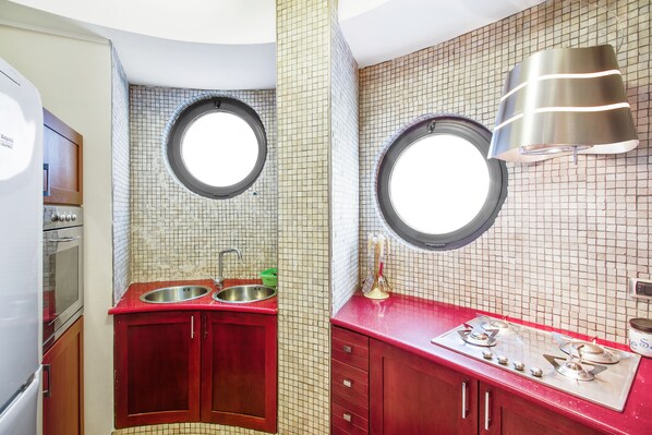Appartement, 2 slaapkamers | Privékeuken | Een koelkast/vriezer, een oven, een kookplaat