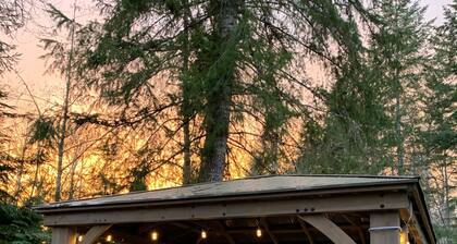 Hera's Chalet with Hot Tub & Sauna