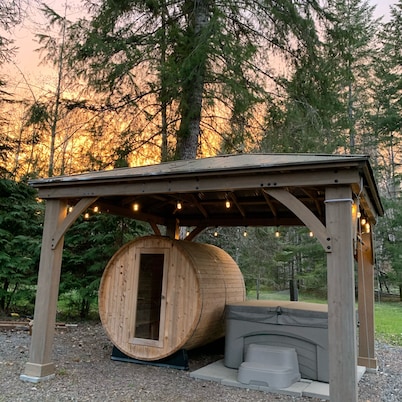 Hera's Chalet with Hot Tub & Sauna