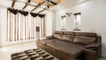 4 bedrooms, Egyptian cotton sheets, premium bedding, pillowtop beds