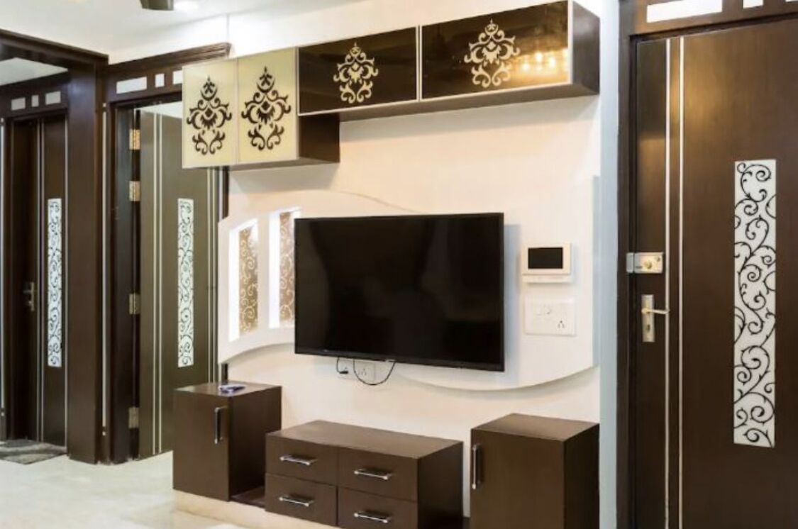 32-inch flat-screen TV with cable channels, LED TV