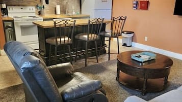 Een smart-tv, tafelvoetbal, een tafeltennistafel en boeken