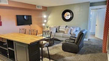 Een smart-tv, tafelvoetbal, een tafeltennistafel en boeken