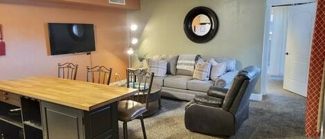 Smart-tv, bordsfotboll, ett bordtennisbord och böcker