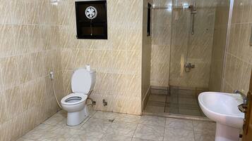 Chuveiro, produtos de toalete grátis, chinelos, bidê