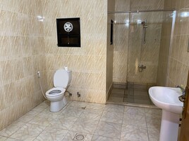 Ducha, artículos de tocador gratuitos, pantuflas, bidet