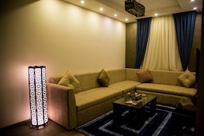 Family Connected Suite | Vardagsrum | 32-tums LCD-tv med satellitkanaler och tv