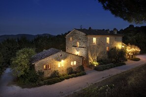 Façade de l’hébergement - soirée/nuit