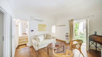 Appartamento, 2 camere da letto | Soggiorno | TV a schermo piatto